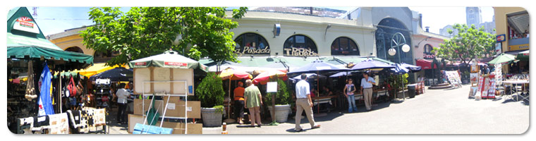 Parrilla con carnes asadas al fuego en el Mercado del Puerto