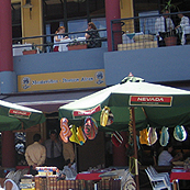 Vista panorámica exterior del Mercado del Puerto y alrededores