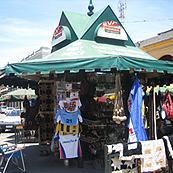 Artistas callejeros pintando en el exterior del Mercado